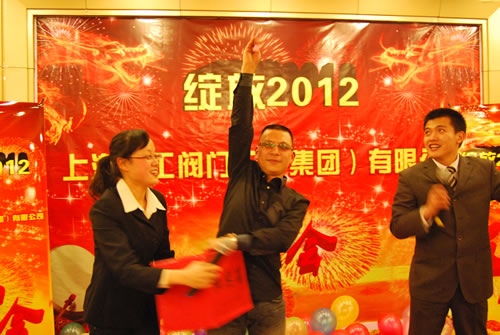 董事長(zhǎng)楊猛抽出年會(huì)特等獎(jiǎng)