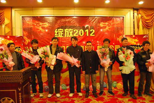 董事長(zhǎng)楊猛與公司2011年度文明員工候選人合影