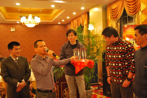 市場(chǎng)部部長(zhǎng)潘海潮頒發(fā)第二屆運(yùn)動(dòng)會(huì)團(tuán)體獎(jiǎng)