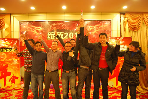 董事長(zhǎng)楊猛與公司第二界運(yùn)動(dòng)會(huì)團(tuán)體獎(jiǎng)代表合影