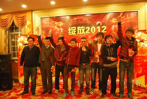 董事長(zhǎng)楊猛與公司第二界運(yùn)動(dòng)會(huì)個(gè)人獎(jiǎng)獲得者合影