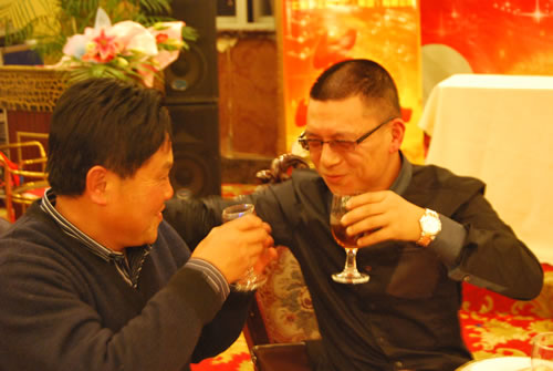 滬工閥門(mén)集團(tuán)董事長(zhǎng)楊猛與工會(huì)主席林銀華親切交談